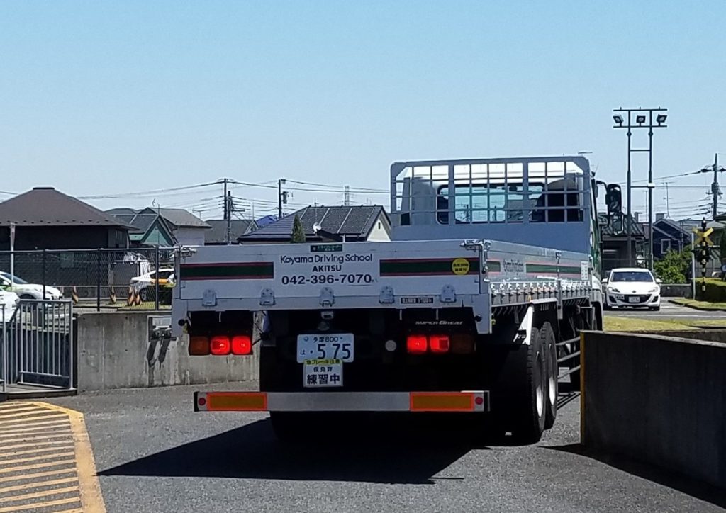 17-06_路上から戻ったトラックの後姿