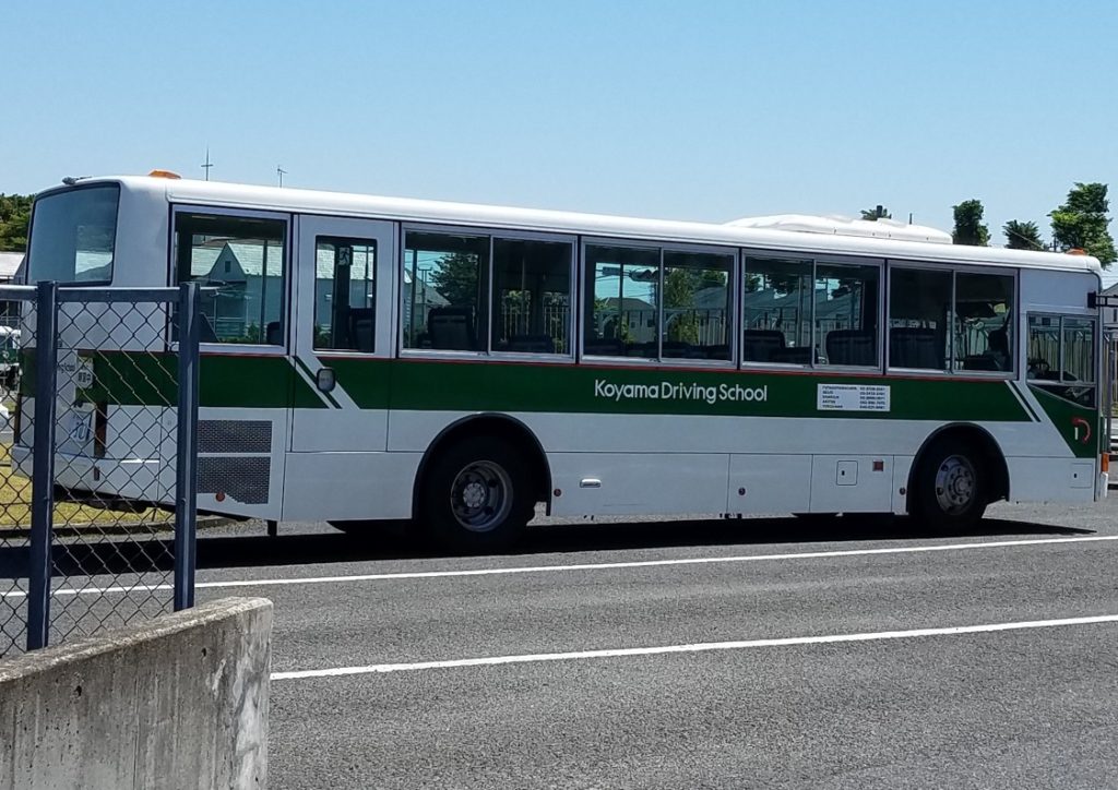 17-07_所内を走るバス