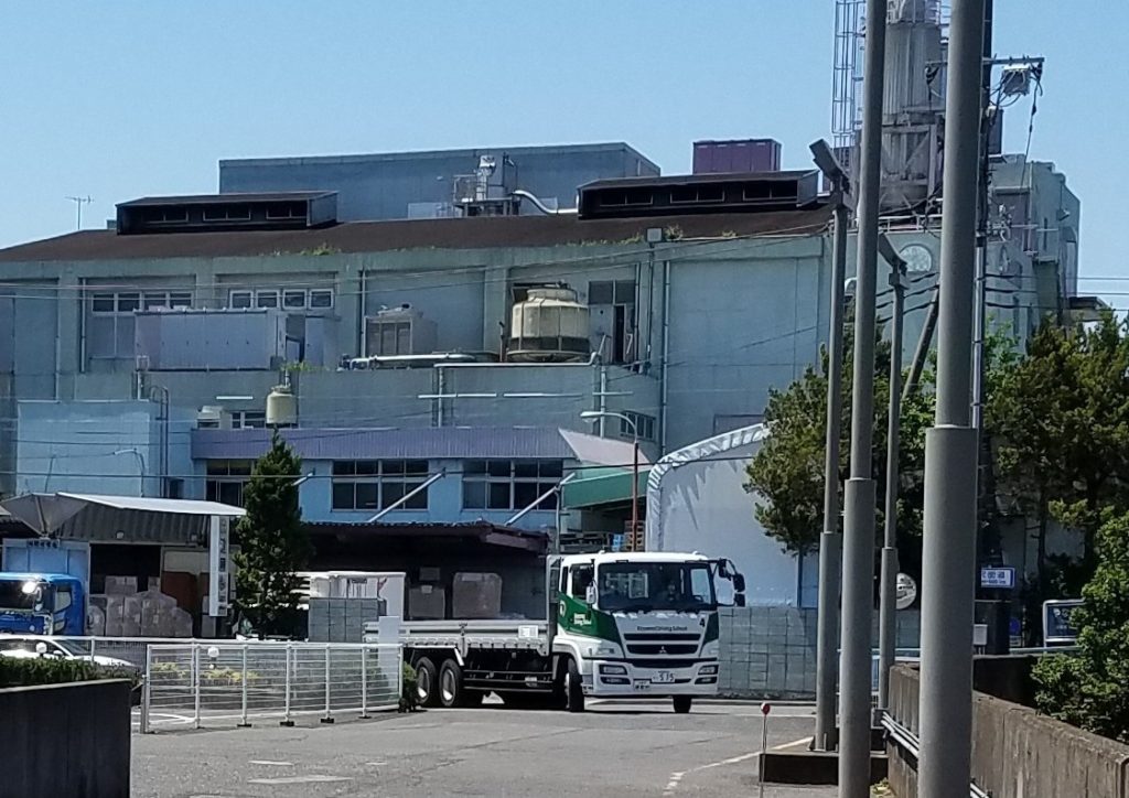 17-04_路上から戻った入り口付近のトラック