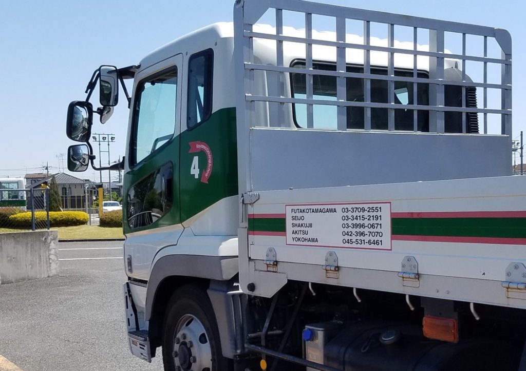 17-05_路上から戻ったトラックの横姿