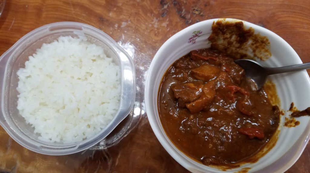 22-09_お皿に盛ってみました！ドロッとしていて辛そうな感じがします