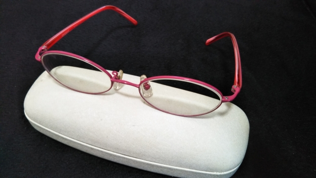 メガネやコンタクトを忘れたら?取りに戻るか後日に検査