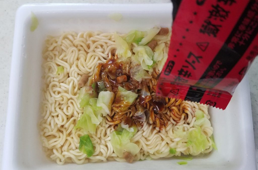 獄激辛ソースをかけます