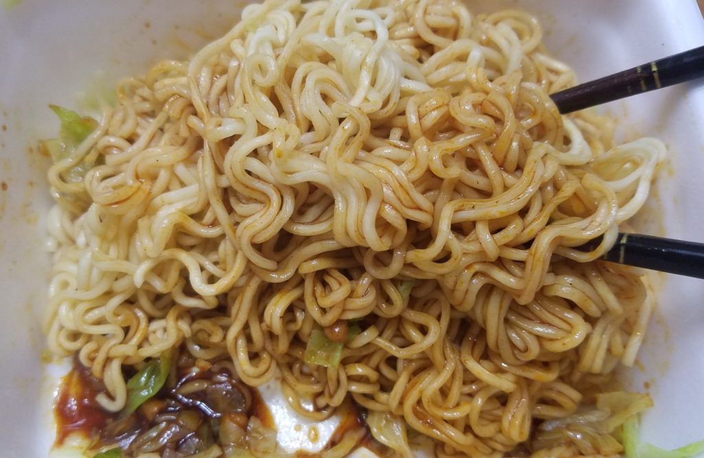 獄激辛ソースを混ぜていきます