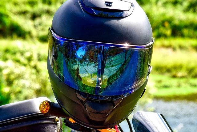 ヘルメットは?フルフェイスが安全性が高い