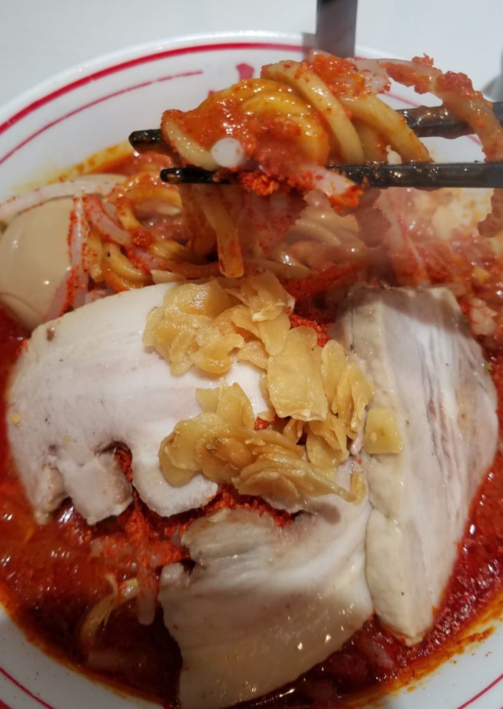 それでは「嵐蒙」頂きます！箸で掴んで感じたことは攻撃的なラーメンだった