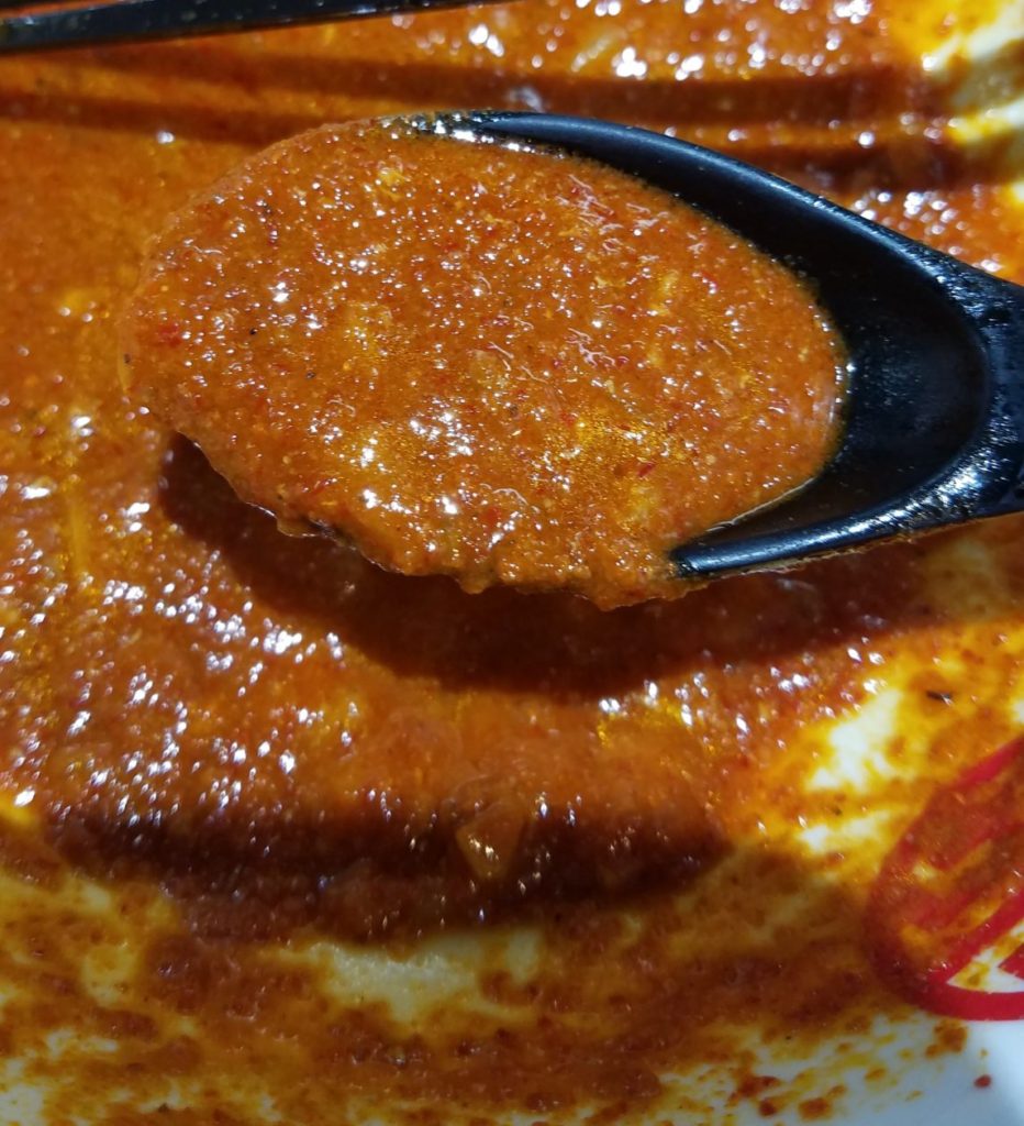 スープは一味唐辛子がたくさん混ざっているため、ドロドロしていました。