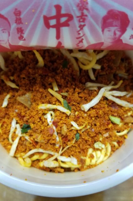 ふたを開けると中からニンニクと唐辛子のいい香りが漂ってきます。