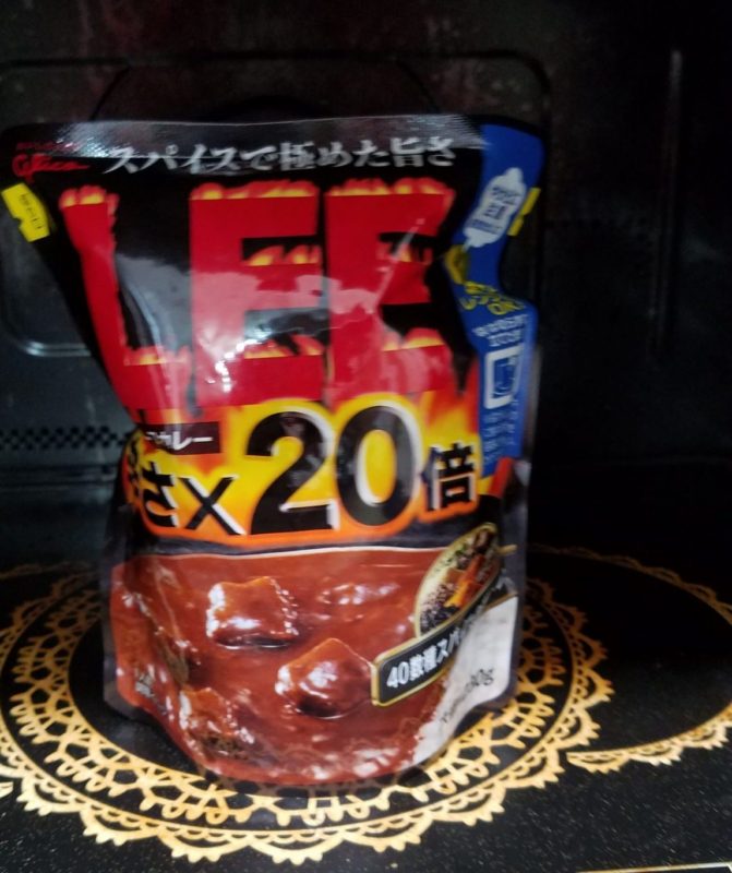 2分経ったので電子レンジを開けると、カレーのスパイスの香りが漂ってきて食欲をそそります。