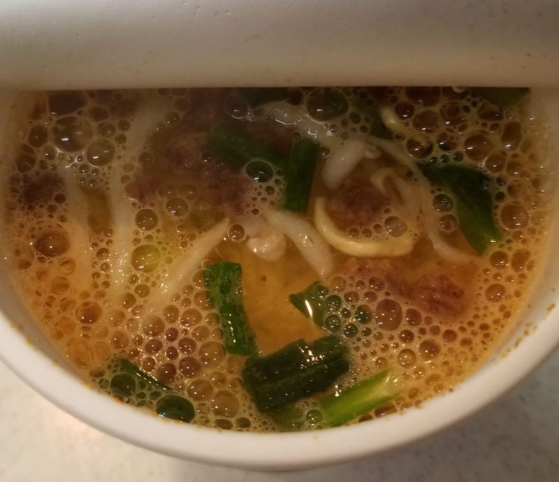 お湯を注いで、5分間待ちます。