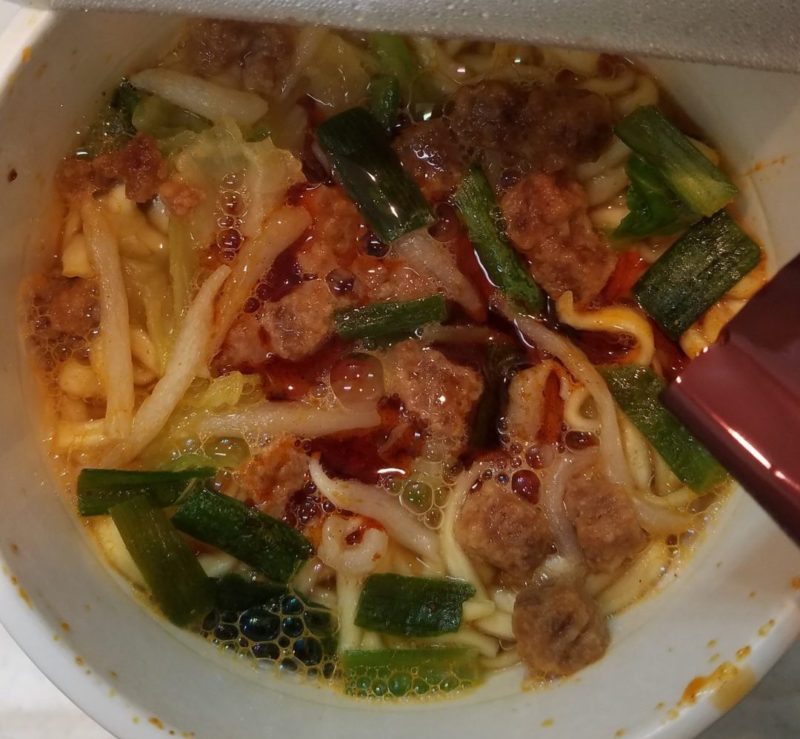 5分経ちましたのでお待ちかねの、後入れ用の調味油を入れます。