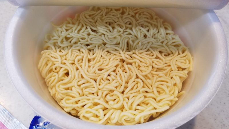 宮崎辛麺のかやくを取ると麺だけ残る