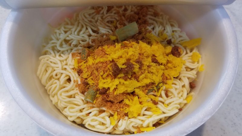 かやくとかやく入り粉末スープを入れて準備完了！若干粉末スープの色が赤い気がします。