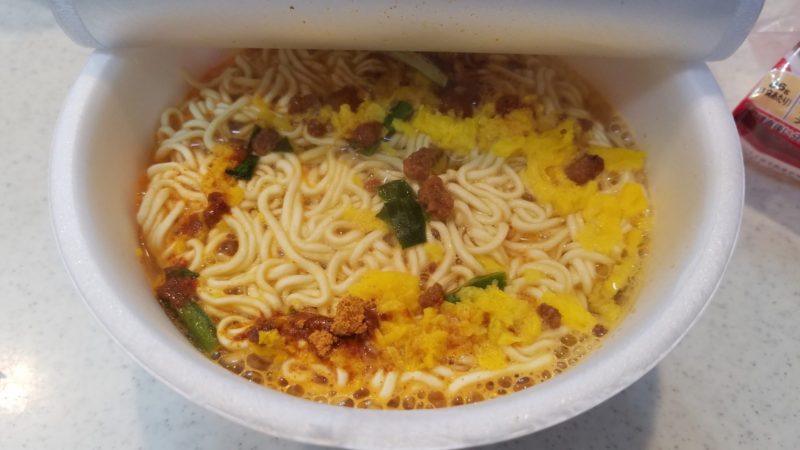 お湯の目安量は320mlを内側の線まで注ぎ、3分待ちます。カップ麺って3～5分待つものが殆どですが、読み忘れると硬いまま食べることがありますよね(笑)