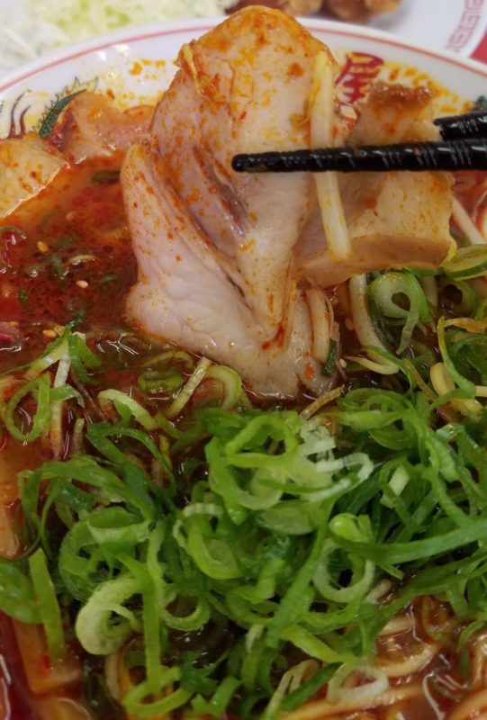 チャーシューは薄いですが味もしっかりしてて、もやしも良いアクセントで美味しく頂けます。