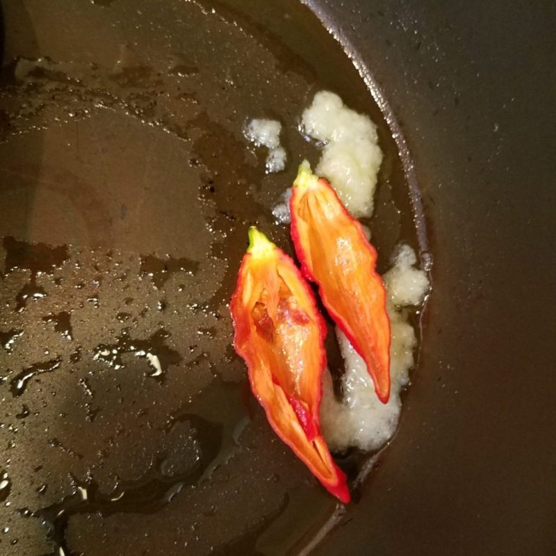 ジョロキアから辛さを抽出!火を通すと良い色に変化