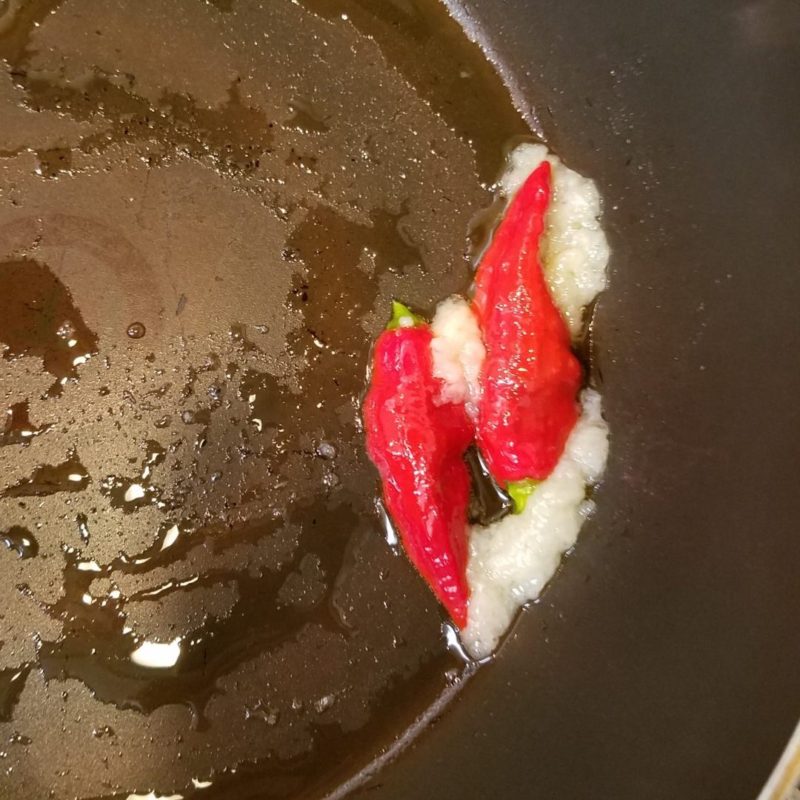 ジョロキアから辛さを抽出!火を通すと良い色に変化