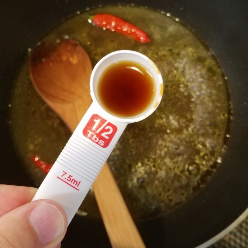 乳化したら醤油を入れて出汁入れて