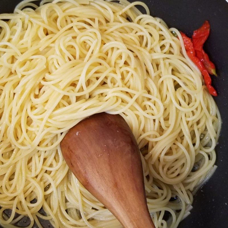 パスタとジョロキアソースを混ぜましょう