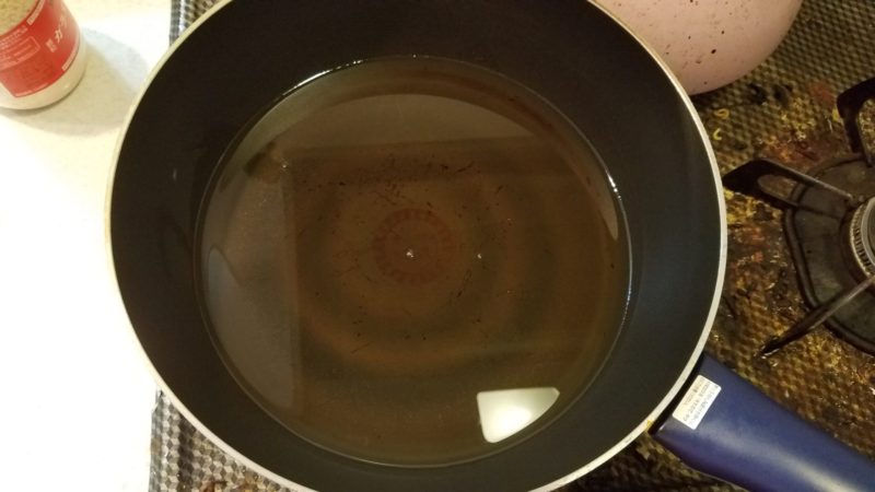 サラダ油を500mlフライパンに入れる