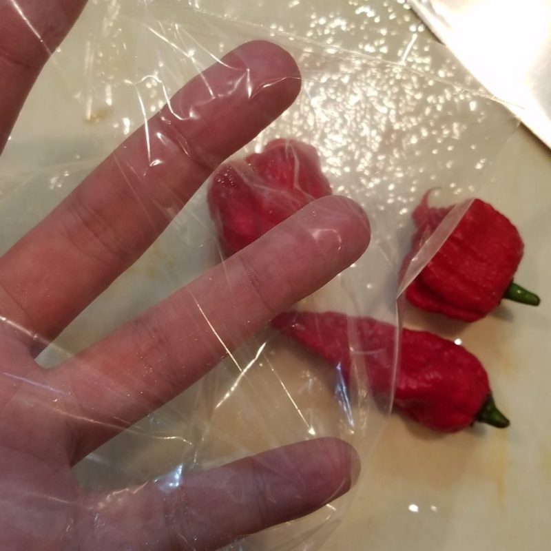 唐辛子を切るときに直接手で触れないこと