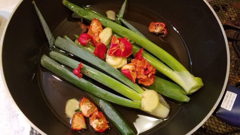 具材をフライパンへ投入