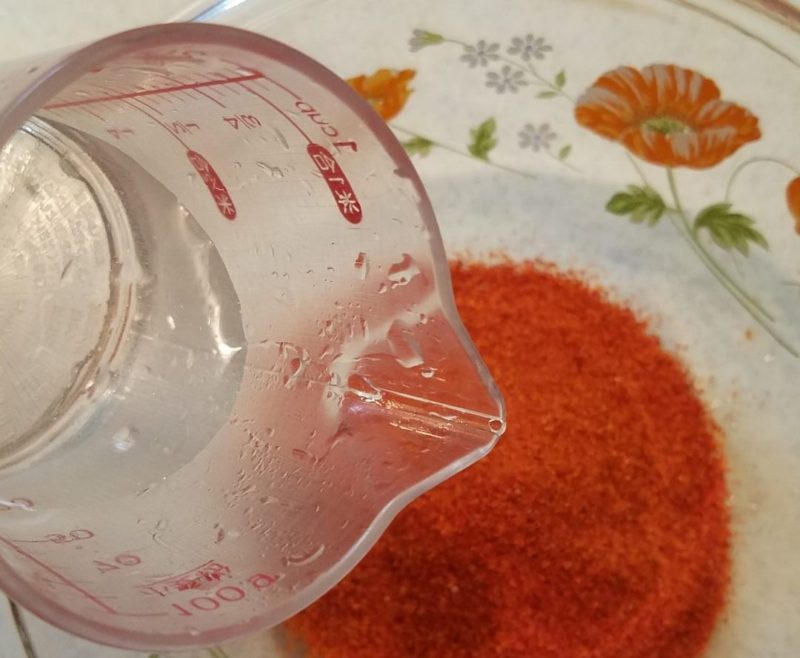 唐辛子に水を少々加えます