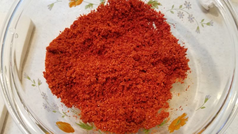 唐辛子に水分が加わりだまになりました