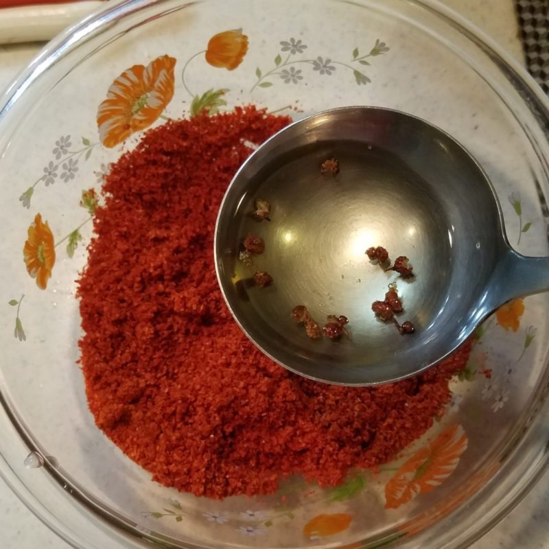 熱々の油を唐辛子にかけましょう