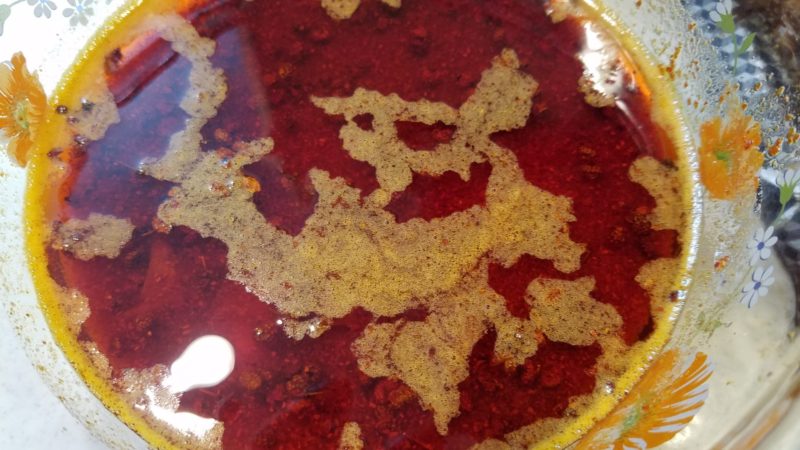 かき混ぜて冷えてきたら透き通った赤へ