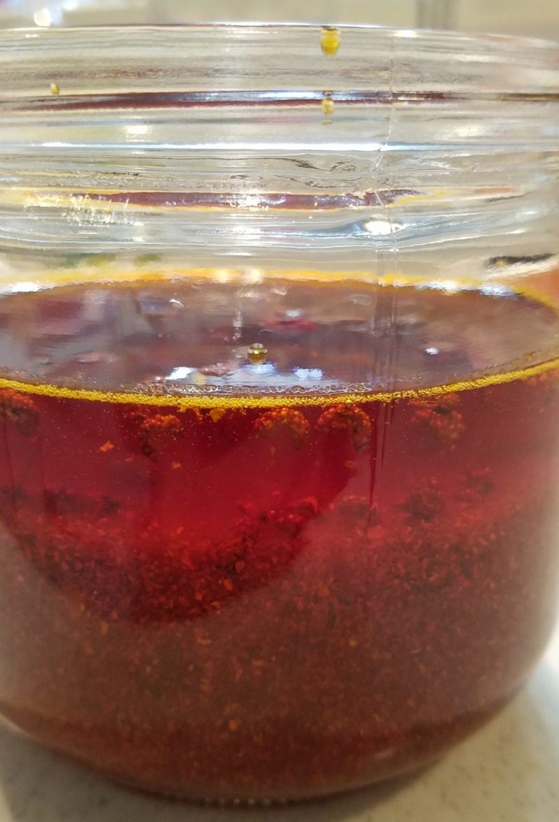 保存用の瓶に移してラー油の完成