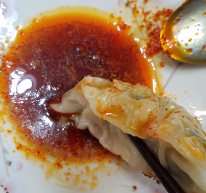 餃子にたっぷりとたれを付けて…