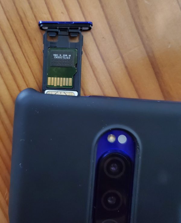 XperiaはSIMを抜くとき指で引っ張れば抜くことができます。